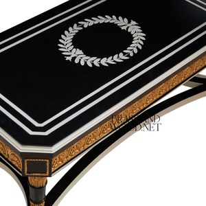 โต๊ะกาแฟทรงสี่เหลี่ยมสีดำสุดหรู พร้อมลายประดับพวงหรีดดอกลอเรลสีขาว และลวดลายแกะสลักสีทองสุดประณีต สำหรับห้องนั่งเล่นสไตล์คลาสสิก - Product Image 5