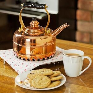 Bouilloire artisanale en cuivre pur utilisée pour faire bouillir l'eau avec un charme antique pour un décor de cuisine traditionnel élégant - Product Image 1