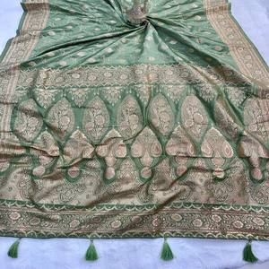 Sari de Seda Satén Premium VASTRA COTTAGE con Motivos de Jaal Tejidos en Zari Dorado, Borde Floral en Zari, Pallu en Zari Rico y Borlas Elegantes - Product Image 4