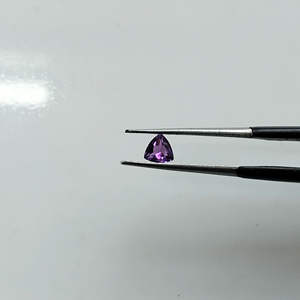 พลอยอะมีทิสต์แอฟริกันธรรมชาติ 4 มม. ทรงทริลเลียน คุณภาพดีที่สุด ผลิตภัณฑ์พลอยหลวมที่ผ่านการปรับขนาดแล้ว สำหรับทำเครื่องประดับ - Product Image 1