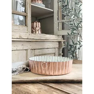 Plateau en métal poli de couleur platine, plateau en métal artisanal de designer pour plateau de table de luxe avec décoration centrale en velours, fabriqué par Zahid Exports - Product Image 3