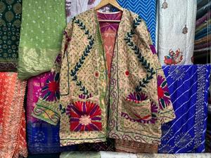 Chaqueta Kantha Vintage Bordada a Mano India de Nueva Llegada: Abrigo de Algodón Suzani Estilo Boho - Product Image 2