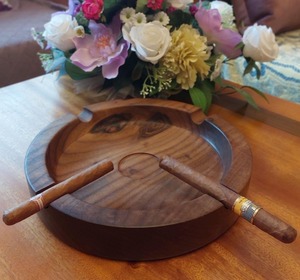 Cendrier en bois fonctionnel avec base large offrant stabilité et confort pour une utilisation sur table et en extérieur - Product Image 1