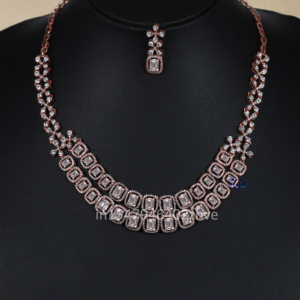 Émerveillez-vous devant l'élégance de ce collier en or rose avec boucle d'oreille ornée d'un diamant rond et baguette captivant - Product Image 6