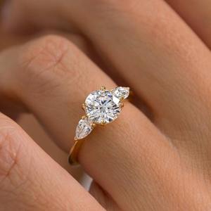 Anillo de compromiso con tres diamantes CVD certificados por IGI, con un total de 2.0 quilates de diamantes cultivados en laboratorio en un brillo blanco intenso. - Product Image 1