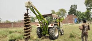 Vishwakarma Agro Hydraulique Poll Erection Machine avec Tracteur 50HP Puissance 1600kg Poids Poll Hole Digger - Product Image 5