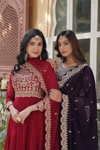 Elegante Vestido Anarkali Bordado con Diseño de Flores Falsas, Escote en Forma de Pan, con Dupatta, Bordado Pesado con Lentejuelas y Hilo Zari - Product Image 3