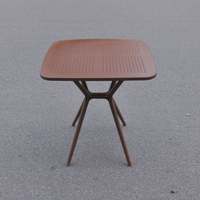 Quadratischer Kunststofftisch mit X-förmigem Tischgestell - Stilvoll, schön und modern und passt gut zu einem Kunststoffstuhl.