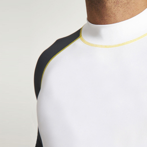 Meilleur prix de gros pour hommes confortable Rash Guard avec logo personnalisé pour les adultes en faible quantité minimale de commande quantité en vrac - Product Image 3