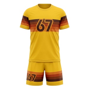 Uniforme de Fútbol Retro Amarillo Personalizado con Rayas de los Años 70, Conjunto de Camiseta y Pantalones Cortos de Fútbol Sublimados, 100% Poliéster de Secado Rápido, Venta al Por Mayor - Product Image 1