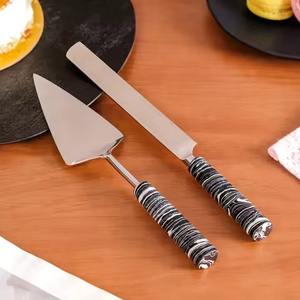 Cuchillo de latón para servir pasteles con mango cómodo, perfecto para cortar pasteles de boda y postres de cumpleaños fácilmente - Product Image 5