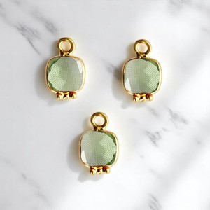 Amatista verde 8mm Cojín Forma Fancy Bisel Charms - Product Image 1