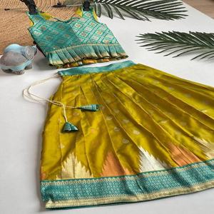 Mélange de soie traditionnelle indienne avec tissage pour enfants Lehenga Choli Fabricant et fournisseur de Surat au taux le plus bas - Product Image 1