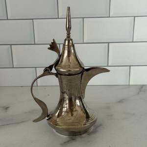 Dallah Árabe de Acero Inoxidable de Alta Eficiencia Energética que Garantiza un Calentamiento Uniforme para una Extracción de Sabor de Café Auténtica y Equilibrada - Product Image 1