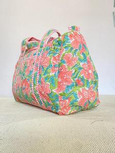 Bolsa de lona deportiva de algodón de lujo con estampado de bloques, bolsa de viaje acolchada de gran capacidad, equipaje duradero y respetuoso con el medio ambiente - Product Image 4