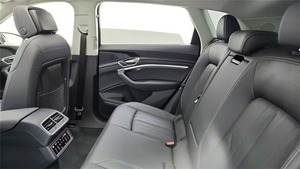 รถ SUV 4 ประตู พรีเมียม พลัส ขับเคลื่อนสี่ล้อ สภาพดี ใช้งานน้อย - Product Image 4