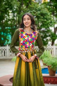 Meilleure qualité Chinnon Pedding avec broderie Gamthi Lehenga Choli Indian Expoert et approvisionnement au taux le plus bas - Product Image 6