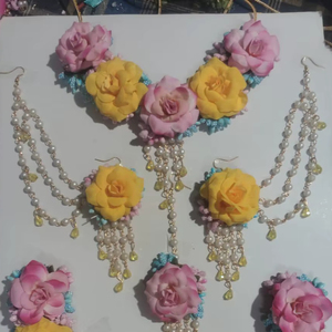 Conjunto Dulhaniya personalizable de diseñador, conjunto de joyería nupcial Floral rosa y amarillo, flores artificiales hechas a mano con joyería de cadena de perlas - Product Image 1