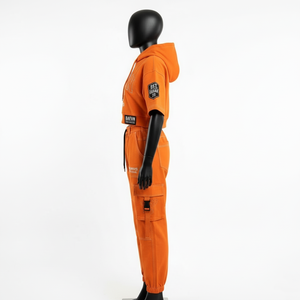 ชุดเซ็ตเสื้อครอปฮู้ดดี้ผ้าฟลีซคอตตอนโพลีเอสเตอร์พรีเมียม 320 GSM และกางเกงจ็อกเกอร์คาร์โก้ สีส้ม พิมพ์ลายโลโก้ตามสั่ง สำหรับผู้หญิง - Product Image 6