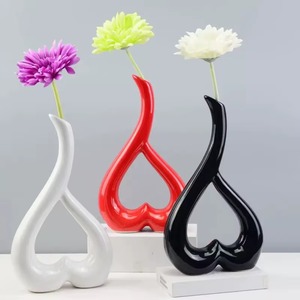 Vases en céramique noir, blanc et rouge de qualité assurée - Décoration de mariage moderne et luxueuse - Choix de design réfléchis - Product Image 6