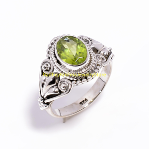 แหวนเงินลายฉลุวินเทจประดับเพอริดอทสีเขียวทำมือ - Product Image 4