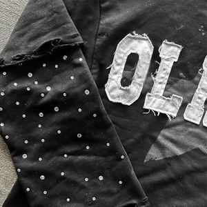 เสื้อยืดพิมพ์ลายแขนยาวสองชั้นทรงโอเวอร์ไซส์ลายปักโลโก้พลอยเทียม - Product Image 2