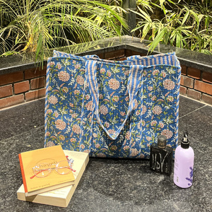 Sac fourre-tout matelassé imprimé en bloc floral fabriqué en Inde - Product Image 1