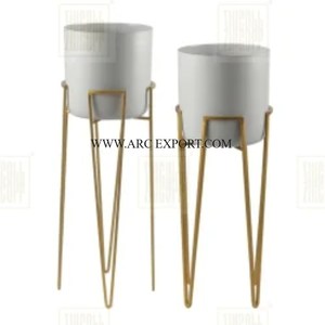 Jardinière de fleurs en métal floral de couleur noire et blanche avec des jardinières de fleurs classiques d'intérieur en laiton de forme ronde en métal de qualité exclusive - Product Image 3