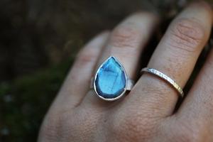 Bague en labradorite bleue naturelle, argent sterling 925, pierre précieuse labradorite faite à la main, bijoux pour femmes, bague de mariage, cadeau pour femmes - Product Image 2