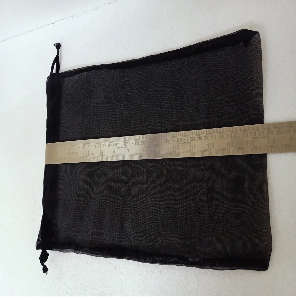 Изготовленные на заказ сумки из ткани из органзы черного цвета размером 14 х10 дюймов с атласными лентами в качестве ниток для перепродажи.