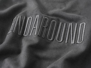 Pull-over avec logo personnalisé en relief 3D pour hommes, pull-over à col rond brodé à motif uni, pull-over brodé d'automne-hiver, tissu d'approvisionnement ODM - Product Image 5