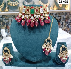 Conjunto de aretes de collar de perlas de Gargantilla Kundan de tono dorado tradicional y de moda de lujo indio con Mangtikka para mujeres y niñas - Product Image 2