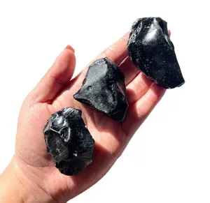 대량 도매 보석 블랙 흑요석 미네랄 원시 돌 치유 크리스탈 블랙 흑요석 거친 돌 원시 명상 판매