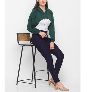 Sudadera con capucha elegante y personalizada con logo frontal, estilo urbano, de forro polar, anti-bolitas, para mujer, de corte holgado, tipo chándal. - Product Image 4
