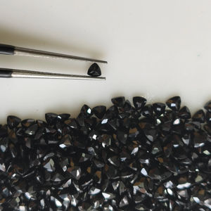 Spinelle noir naturel 3MM coupe trillion, pierre précieuse en vrac de la meilleure qualité pour la fabrication de bijoux - Product Image 1