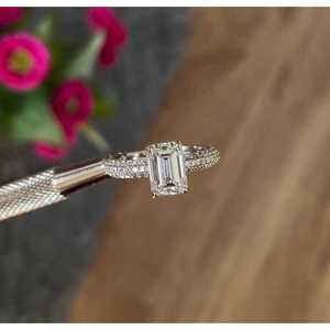 Anillo de Compromiso con Diamante Cultivado en Laboratorio de 2.50 Quilates con Halo Oculto y Certificado IGI en Oro Blanco - Product Image 6