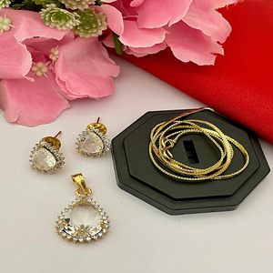 Ensemble de pendentifs en diamant américain élégant pour femmes et filles Bijoux légers et élégants pour un usage quotidien, des fêtes et des occasions spéciales - Product Image 1