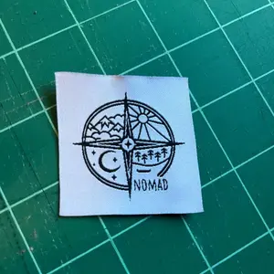 Etiqueta de ropa personalizada tejida de tafetán de poliéster con logotipo personalizado Etiquetas de ropa ecológicas para trajes de baño - Product Image 5