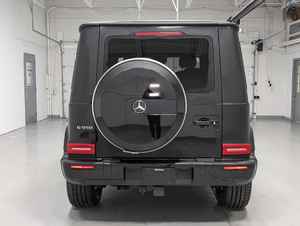 ข้อเสนอสุดคุ้มวันนี้ รถยนต์เมอร์เซเดส-เบนซ์ จี 550 เอดับเบิลยูดี 4MATIC ปี 2025 รุ่นซ้ายขับ เทอร์โบ สปอร์ต ยูทิลิตี้ พร้อมหลังคาซันรูฟแบบพาโนรามาและภายในสีอ่อน - Product Image 4