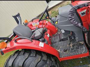 Tractor Compacto Massey Ferguson 1525 Usado con Cargador Frontal y Segadora Trasera - Product Image 3