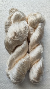Fil de soie Duke Premium 100% soie de mûrier filée, poids worsted, doux, lustré, pour tricot, crochet, tissage, chenille, décoloré, pelote de 100g - Product Image 3
