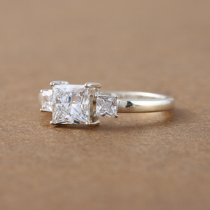 Lujoso anillo de compromiso de punta de diamante cultivado en laboratorio de corte princesa 14KT anillo de regalo de estilo moderno chapado en oro blanco para mujer - Product Image 5