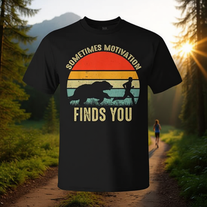 A volte la motivazione ti trova: maglietta promozionale con orso che corre - Product Image 3