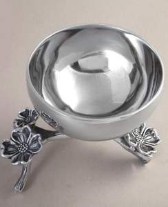 ชามโลหะตกแต่งทำด้วยมือที่สวยงามพร้อมขาตั้งออกแบบมาสำหรับห้องนั่งเล่นและการตกแต่งภายในที่ทันสมัย - Product Image 1