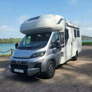 Camping-car de luxe bleu foncé, caravane, maison mobile, caractéristiques : 4 à 6 passagers, construction en fer, camping-car confortable - Product Image 3