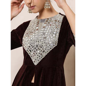 Túnica Anarkali de terciopelo marrón con parche bordado en el cuello, mangas tres cuartos, conjunto coordinado Indo Western con pantalón palazzo. - Product Image 2