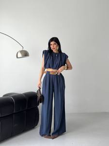 Ensemble deux pièces en satin pour femme, haut court sans manches et pantalon taille haute, bleu uni élégant, coupe ample avec ceinture, idéal printemps-été - Product Image 2