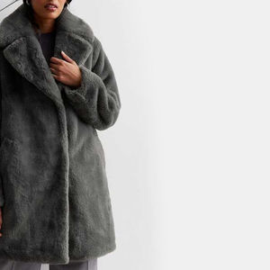 Service OEM de haute qualité Manteaux en fourrure pour femmes disponibles dans toutes les tailles et toutes les couleurs MOQ faible Prix raisonnables Facile à porter Look haut de gamme - Product Image 2