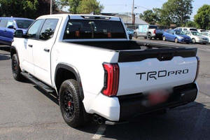 Faible kilométrage 2024 Hybride TRD Pro HV CrewMax Cabine 4x4 Volant à gauche Sièges en cuir Démarrage à distance Jantes en alliage Caméra 360° arrière - Product Image 5