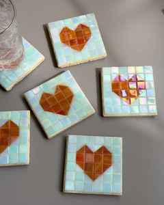 Sous-verres en mosaïque de verre irisé à motif de cœur, dessous de plat en bois, pour cuisine, café, thé, restaurants, bars, accessoires - Product Image 1